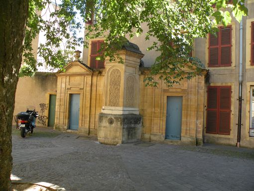  Fontaine, Place Sainte-Croix